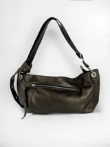 Cartera bandolera de cuero color marrón oscuro, con correa de hombro ajustable y bolsillo frontal con cierre.
