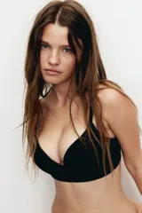 Soutien push-up negro con breteles ajustables, copas acolchadas con aros y cierre de corchetes en la espalda.