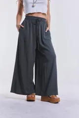 Pantalón palazzo verde oscuro, de tencel, con cintura elastizada y cordón ajustable.