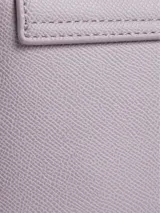 Cartera Calvin Klein color lila, de hombro, con correa ajustable con el logo de la marca.