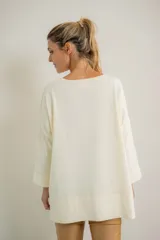 Remerón beige de corte amplio, con escote redondo y mangas largas.