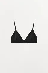 Bralette triangular negro confeccionado en mezcla de algodón y modal, con tirantes finos ajustables y cierre trasero con gancho metálico.