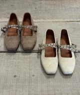 Ballerinas color marrón con estampado croco, tira sobre el empeine con hebilla y detalle de ojales metálicos.