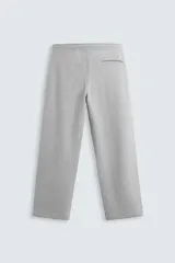 Pantalón jogger gris de corte recto, confeccionado en tejido de algodón compacto con interior en rizo. Tiene cintura elástica ajustable con cordón interior, bolsillos frontales y bolsillo de doble vivo en la espalda.