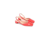 Zapato slingback color rojo charol, con punta cuadrada, escote en V y pulsera trasera con elástico. Taco bajo cuadrado forrado en cuero.