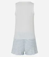 Conjunto de pijama compuesto por musculosa lisa con botones y short de cuadros vichy con cintura elástica y ruedo con volados.