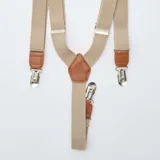 Tirantes color beige con detalles en cuero marrón y clips metálicos plateados.