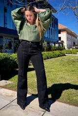 Blusa verde con escote cuadrado y mangas abullonadas.