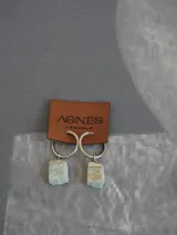 Aros colgantes con argolla plateada y dije de piedra natural rectangular color celeste.