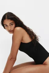 Body modelador colaless con efecto push-up, breteles ajustables, copas acolchadas y refuerzo interior con botones a presión ocultos.