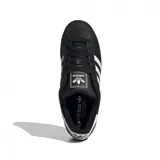 Championes Adidas Superstar II, color negro con las tres tiras laterales y el talón en blanco, puntera de goma y suela negra.