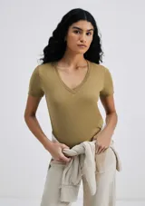 Camiseta marrón de manga corta con cuello en V.