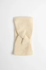 Vincha de punto color beige con nudo frontal.