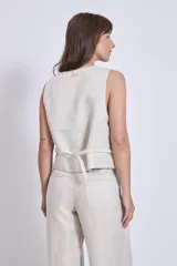 Pantalón de vestir de lino color beige, de corte palazzo y tiro alto.