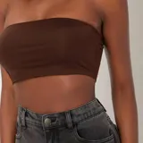 Top strapless marrón de tejido acanalado.