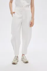 Pantalón blanco de poliéster, corte ancho, tiro alto y bolsillos laterales.