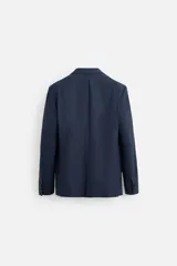 Blazer azul marino con sutil diseño de cuadros, corte regular fit, cuello con solapas de muesca, manga larga con puños abotonados, bolsillo de vivo en el pecho, bolsillos de solapa en la cadera, bolsillo interior, aberturas en la espalda y cierre frontal con dos botones.