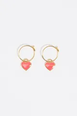 Par de aros tipo argolla mini de metal dorado con un dije colgante en forma de corazón esmaltado en color rosa vibrante. El corazón lleva grabado el nombre de la marca.