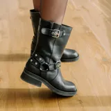 Bota de cuero vacuno color negro, con hebillas ajustables, cierre interno y suela de goma artesanal.