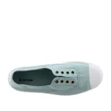 Zapatillas de lona color celeste sin cordones, con elásticos en el empeine, puntera de goma blanca y suela de caucho vulcanizado.