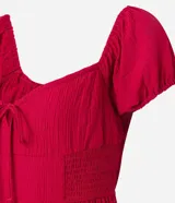 Vestido corto color rojo, con escote cuadrado, lazo en el busto, mangas cortas abullonadas y falda godê.