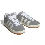 Championes Adidas Campus 00s grises de gamuza con las tres tiras blancas y suela color caramelo.