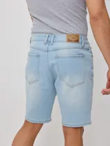 Bermuda de jean celeste, confeccionada en 83% algodón, 15% poliéster y 2% elastano. Diseño clásico con bolsillos delanteros y traseros.
