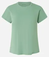 Remera deportiva verde agua de microfibra, con cuello redondo, mangas cortas, canesú en los hombros y abertura en la espalda.