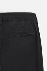 Pantalón negro de corte slim fit confeccionado en popelín de algodón.