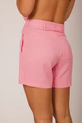 Short de vestir color rosado, de tiro alto, con bolsillos laterales y presillas para cinturón.