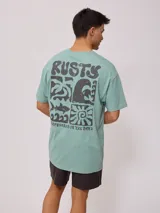 Remera de hombre color crudo, de corte recto y mangas cortas. Estampado frontal y trasero con el logo de la marca.