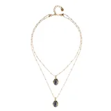 Collar doble dorado con cadena de eslabones y dije de cristal facetado ovalado.