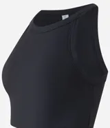 Blusa sin mangas color marrón, confeccionada en tejido rib con textura. Presenta cuello halter que resalta los hombros.