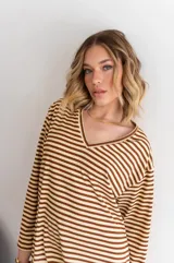 Buzo de viscosa a rayas horizontales marrones y beige, con escote en V y mangas largas.