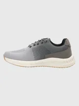 Zapatillas grises de tejido de punto con cordones, suela blanca y detalles en marrón.