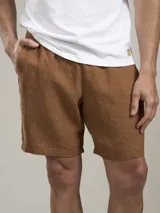 Bermuda negra de lino con cintura elástica y cordón ajustable.