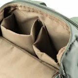 Bolso matero verde de poliéster con diseño acolchado. Tiene acceso con cierre doble, múltiples bolsillos internos y externos, compartimentos para notebook y matero, asas fijas, correa regulable y herrajes plateados.