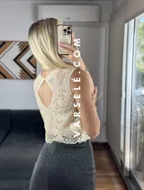 Musculosa de tul color dorado con bordado de canutillo y lentejuelas.