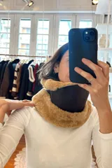 Cuello de cuero marrón con interior de corderito color beige.