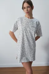 Camisón corto blanco con estampado de corazones grises y detalle de logo bordado en el pecho.