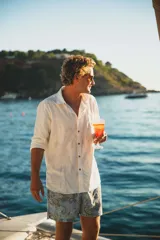 Camisa azul marino de lino con manga larga y botones de coco natural.