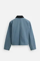 Cazadora relaxed fit de algodón acolchado, color celeste con efecto lavado. Tiene cuello solapa, manga larga con puño abotonado, bolsillos con cremallera en pecho y cadera, y cierre frontal con cremallera.