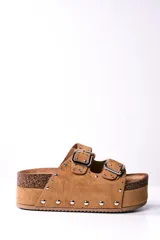 Sandalias de plataforma color camel con dos tiras anchas ajustables con hebillas metálicas plateadas y detalle de tachas plateadas.