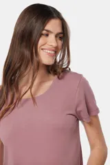 Remera azul de algodón y poliéster, de corte recto, cuello redondo y manga corta.
