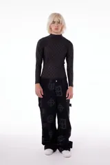 Polera negra de tela elastizada con estampado de monogramas con logos a tono, cuello alto y mangas largas.