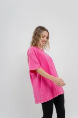 Remera oversize color marrón con efecto lavado, cuello redondo y mangas cortas amplias.