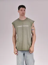 Musculosa verde militar con cuello redondo y estampado frontal con la leyenda "Street Culture" en letras blancas.