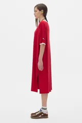 Vestido midi negro de rib, con cuello redondo amplio y manga corta caída.