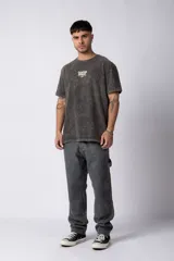 Remera gris con efecto lavado y estampado frontal con la frase "Coffee Break is the best kind of break".