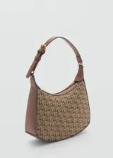 Bolso tipo baguette con estampado de logos en color marrón y correa de hombro ajustable.